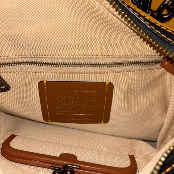 Coach Rogue - Picture 7 of 11